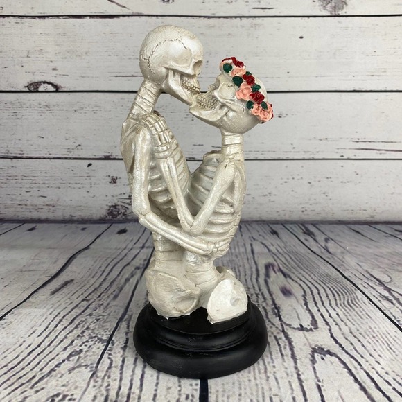 Ashland Other - Kissing Skeleton Statue